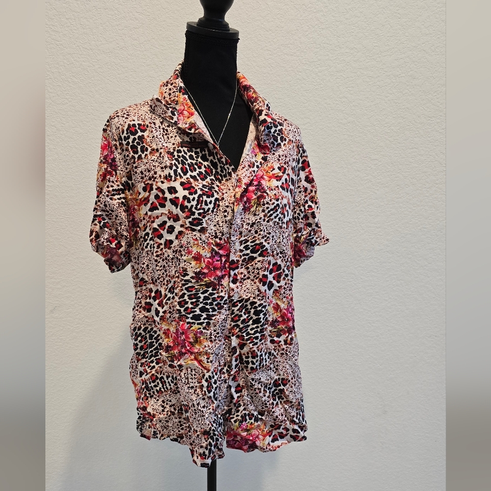 Vibrant Multicolor Button-Up Blouse - Picture 6 of 13